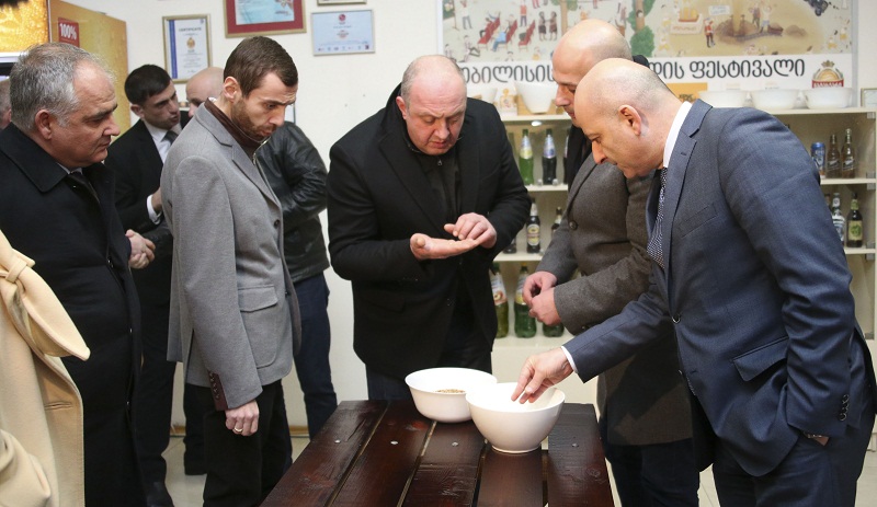 პრეზიდენტმა საახალწლოდ მოსახლეობას ქართული პროდუქციის შეძენისაკენ მოუწოდა