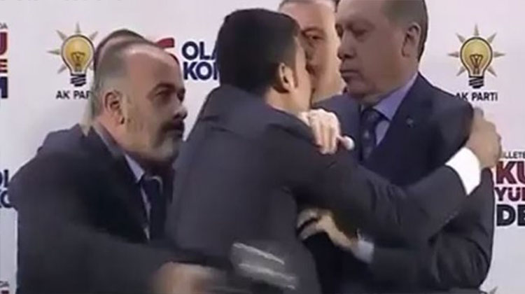 ერდოღანის ფანი მასთან ჩახუტებას შეეცადა (ვიდეო)