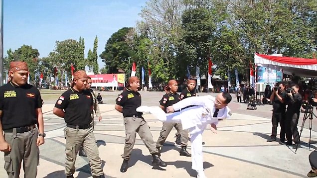 ინდონეზიაში ქალაქის მერმა პოლიციელების გამძლეობა შეამოწმა (ვიდეო)