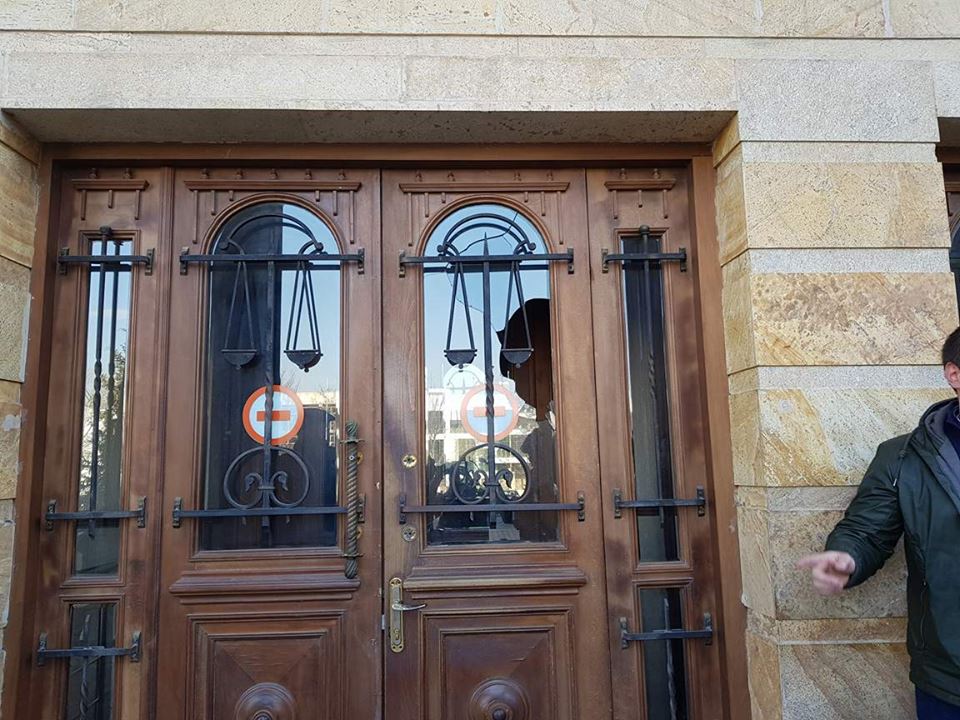 სასამართლოს განმარტებით, ბექა წიქარიშვილი და თორნიკე ბზიავა წესრიგის დაცვის მიზნით დააკავა