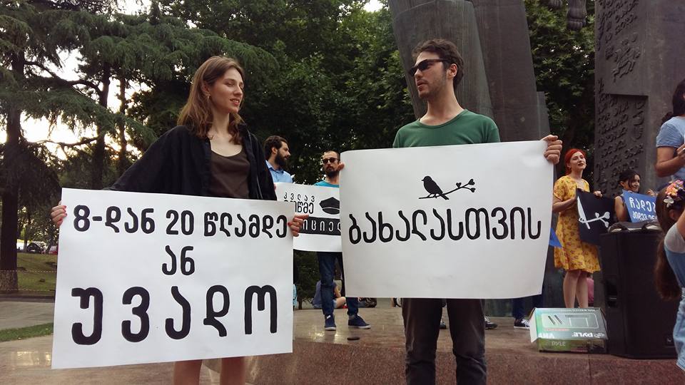 „ყველა ერთისთვის!“ - „ბახალას“ მხარდამჭერი აქციები ქუთაისსა და ბათუმშიც გაიმართა