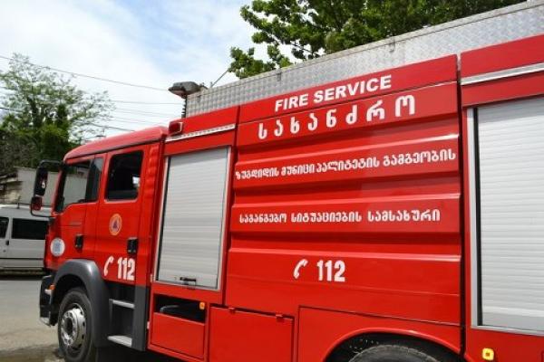 ოზურგეთში საერთო საცხოვრებელი დაიწვა