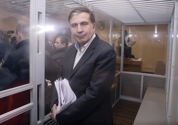 პოროშენკო ცდილობს ერთადერთი საბუთი ჩამომართვას და მე ფაქტობრივად არ ვიარსებებ - სააკაშვილი