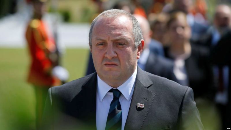 "საქართველოს პრეზიდენტს რუსული პროპაგანდა აწუხებს" - „ნეზავისიმაია გაზეტა“