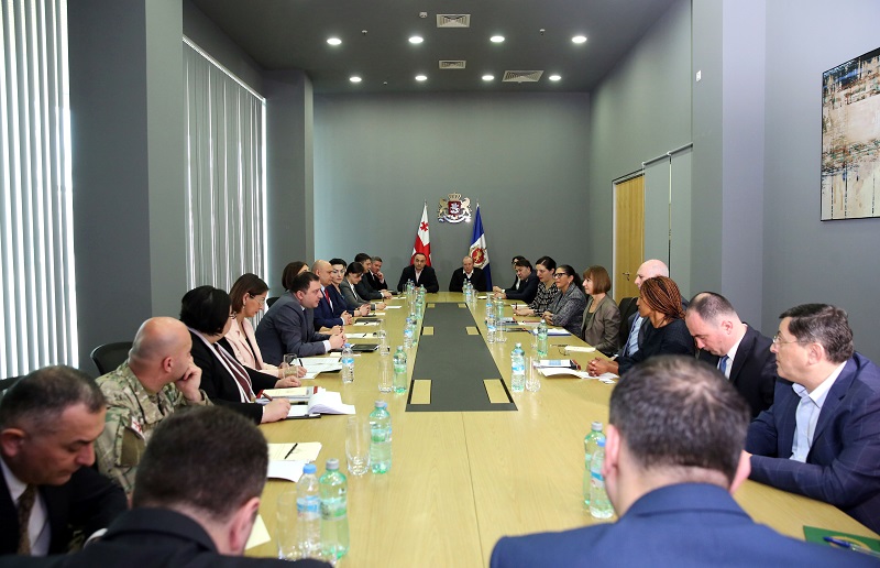 შს მინისტრის მოადგილე და აშშ-ის ელჩის მოადგილე საზღვაო ოპერაციების ერთობლივი მართვის ცენტრის უწყბათშორისი საბჭოს წევრებს შეხვდნენ