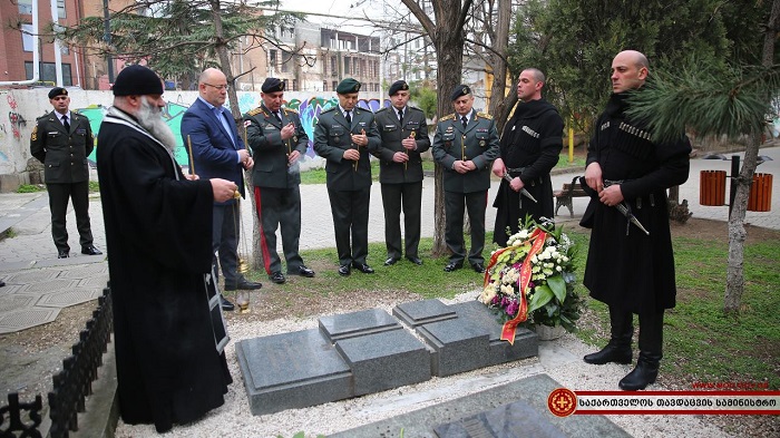 ლევან იზორიამ ვერის ბაღში იუნკერ შალვა ერისთავის საფლავს პატივი მიაგო