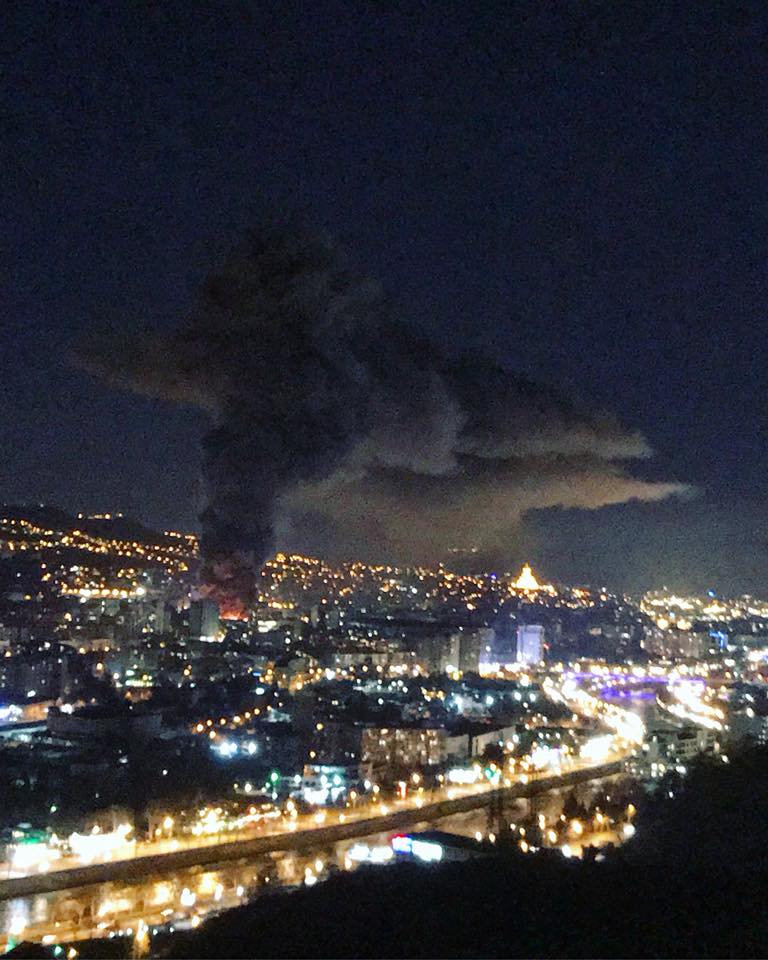 წინასწარი ინფორმაციით, თავდაპირველად ხანძარი საკანცელარიო მაღაზიაში გაჩნდა