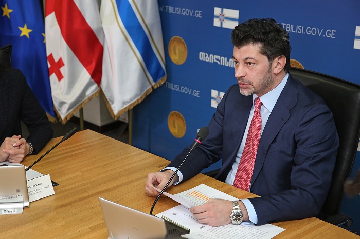 კალაძე აბრებზე ქართული ენის გამოყენების სტანდარტის დაუცველობისთვის ჯარიმების გამკაცრების ინიციატივით გამოდის