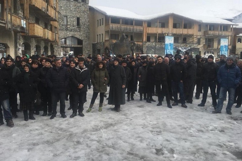 "არა დიდსა და დამანგრეველ ჰესებს" - მესტიაში საპროტესტო აქცია მიმდინარეობს