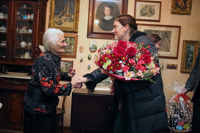 თბილისის მერის მოადგილე სოფიო ხუნწარიამ 100 წლის მხატვარს იუბილე მიულოცა