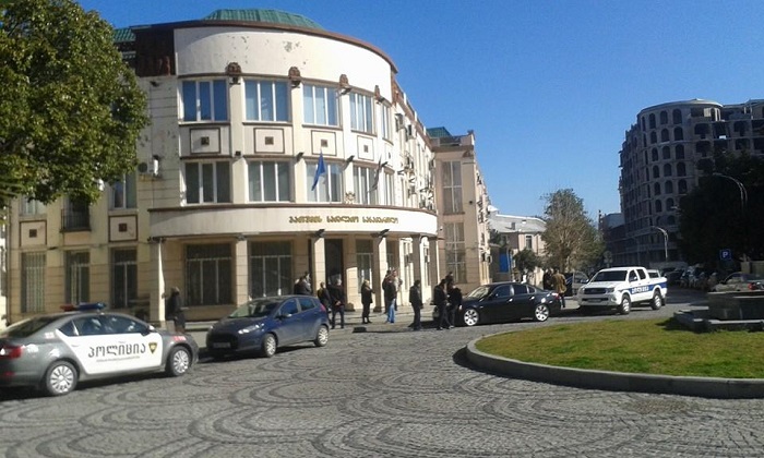 სასამართლომ დამამძიმებელ გარემოებაში განზრახ მკვლელობის ჩადენაში ბრალდებულს 20 წლით თავისუფლების აღკვეთა მიუსაჯა