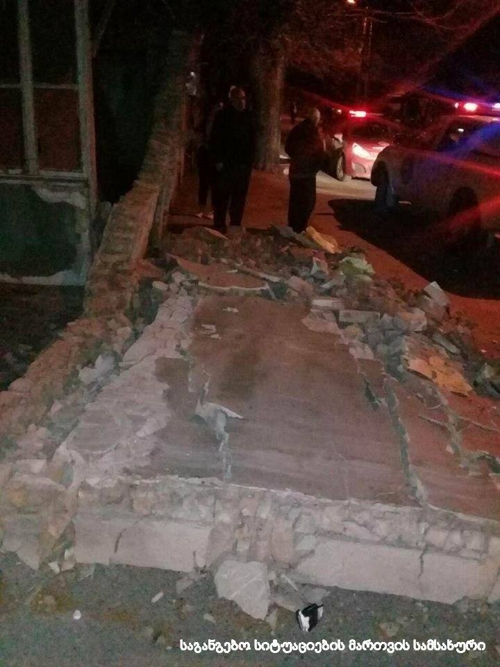 თბილისში ძლიერმა ქარმა საცხოვრებელი სახლის კედელი ჩამოანგრია