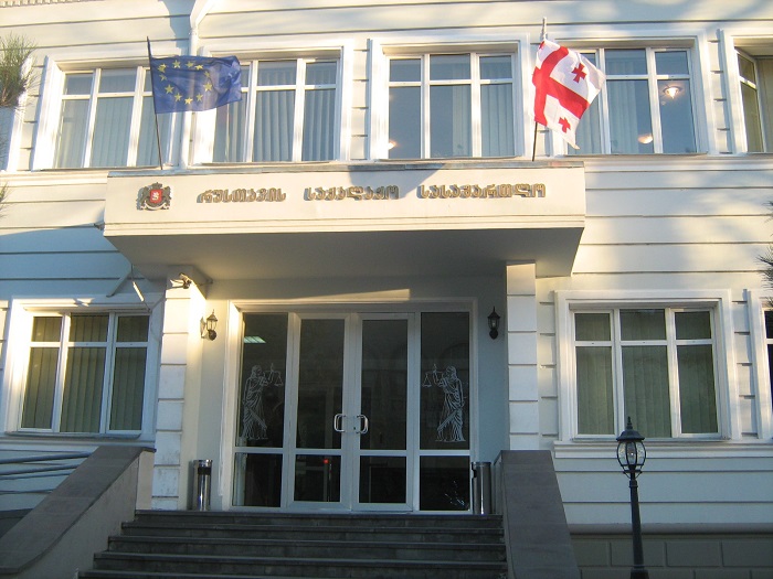 სასამართლომ ყაჩაღობაში ბრალდებულს 6 წლით თავისუფლების აღკვეთა მიუსაჯა
