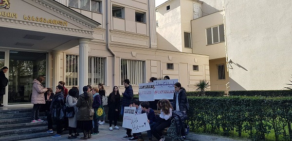 სალომე ტატიშვილის საქმის განხილვის პარალელურად სასამართლოსთან აქცია მიმდინარეობს