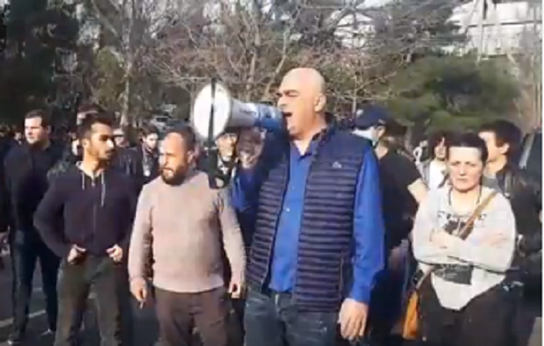 გიორგი გაბუნიას ე.წ. ქართული მარშის წევრებმა „რუსთავი 2“-ის შენობასთან სიტყვიერი შეურაცხყოფა მიაყენეს