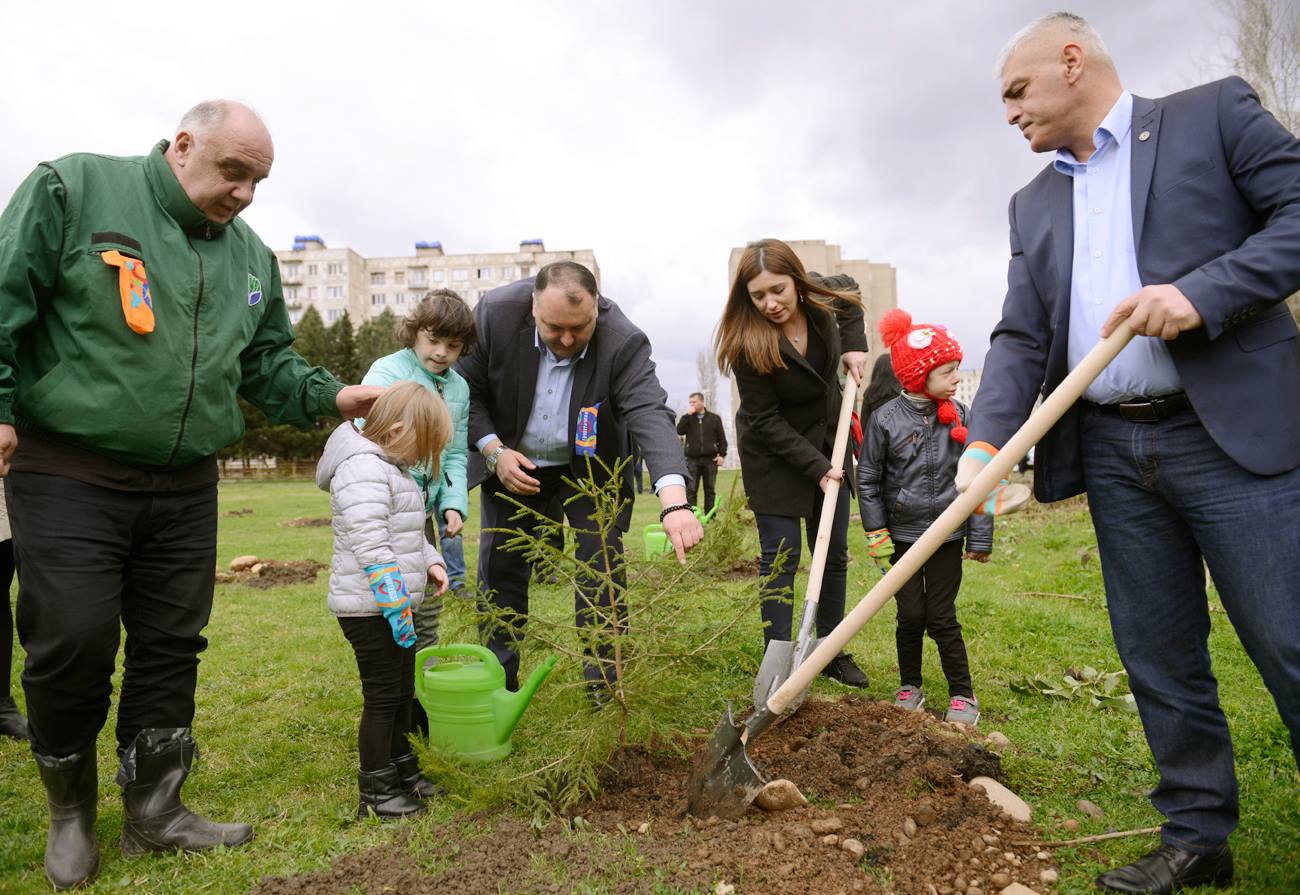 დაუნის სინდრომის მსოფლიო და ტყის საერთაშორისო დღის აღსანიშნავად ქუთაისში მე-8 საბავშვო ბაღის მიმდებარე ტერიტორიაზე 150-მდე ხე დარგეს