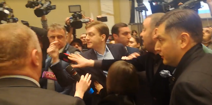 „ბოზი ქალებივით ყვირიხართ“ - ვახტანგ შაქარიშვილი ოპოზიციას