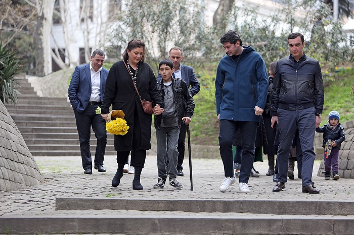 კახა კალაძემ 15 წლის გიგი ანთაძეს საკუთარი საქმიანობის ხელშეწყობის მიზნით მზიურის პარკში ჯიხური გადასცა