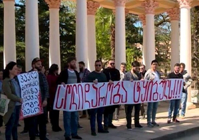 „სოლიდარობა ტყიბულს“ - აქციის მონაწილეები დიმიტრი ქუმსიშვილის გადადგომას ითხოვენ