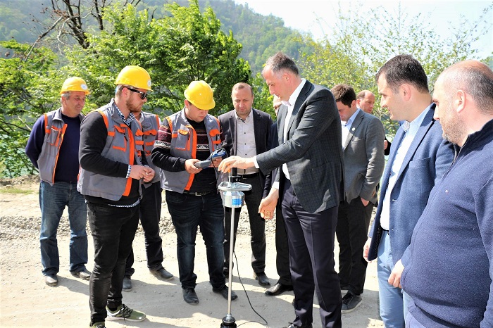 ზურაბ პატარაძე აჭარისწყალი-კირნათის მიმართულებით ასფალტობეტონის საფარის მოწყობის სამუშაოების მიმდინარეობას გაეცნო