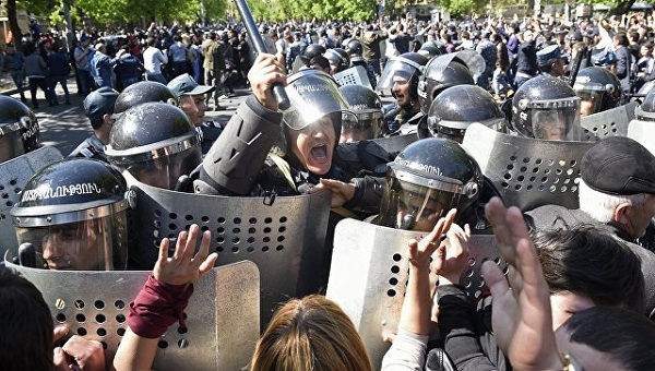 ერევანში, პოლიციამ ჟურნალისტებს უსაფრთხოების ზომების დაცვისკენ მოუწოდა 