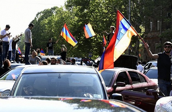 ერევნის ცენტრში ოპოზიციური აქციებისთვის სცენას ამონტაჟებენ