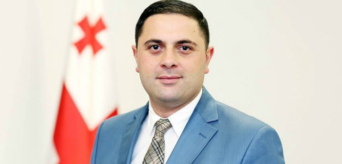 რომეო მიქაუტაძე ხონის სოფლებში ახლადაშენებულ გაზგამანაწილებელ ქსელს დაათვალიერებს