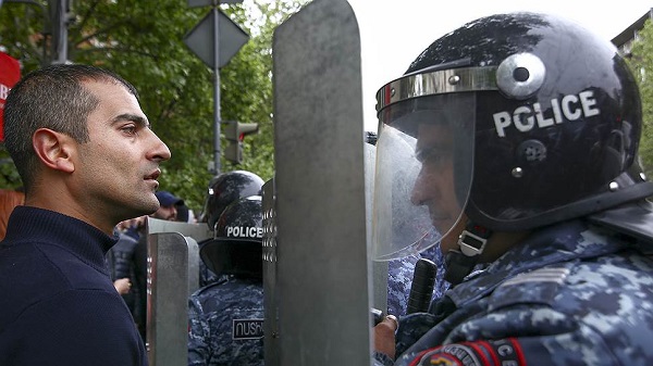 სომხეთის პრემიერ-მინისტრმა პოლიციელებს დემონსტრენტების მიმართ მოთმინებისკენ მოუწოდა
