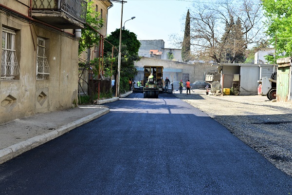 ზესტაფონის ქუჩაზე კორპუსების მიმდებარედ საგზაო ინფრასტრუქტურის მოწესრიგება მიმდინარეობს