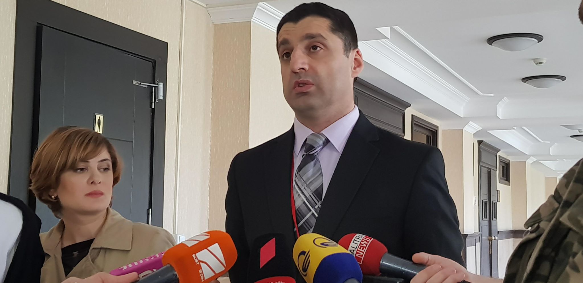 ჩვენ ვამტკიცებთ, რომ ჭრილობების მიყენება ორი დანით მოხდა - ზვიად ფხაკაძე