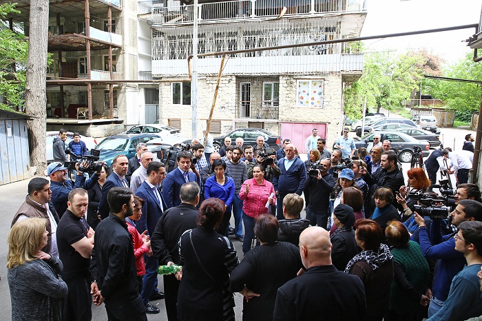 წერეთლის №99-სა და №101-ს შორის მდებარე ეზოში ავტოფარეხების ნაცვლად გამწვანებული სივრცე მოეწყობა