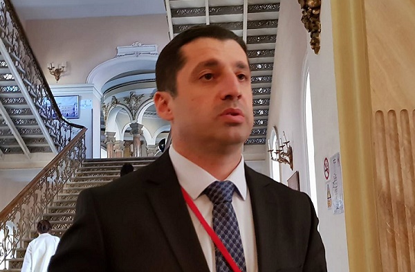 მოწმემ დაინახა, ერთ-ერთმა ბრალდებულმა როგორ გამოწია გარდაცვლილის გულ-მკერდის არედან ხელი, რომელსაც ვერცხლისფერი საგანი ეჭირა - ზვიად ფხაკაძე