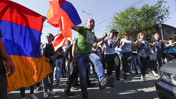  ერევანში საპროტესტო აქციის მონაწილეებმა რამდენიმე სამინისტროს შესასვლელი ჩაკეტეს