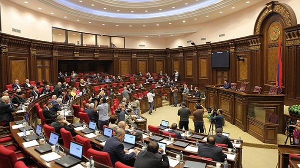 სომხეთში დეპუტატებმა პარლამენტის სხდომას ბოიკოტი გამოუცხადეს 