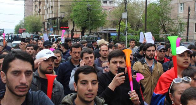 სომხეთში დეპოს 300 მუშაკი  ოპოზიციის აქციას შეუერთდა 