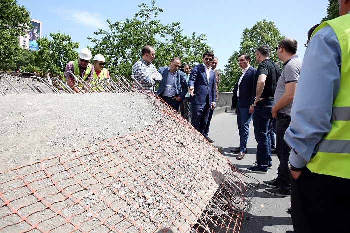 კახა კალაძემ თამარ მეფის ხიდის პანდუსზე მიმდინარე სარეაბილიტაციო სამუშაოები დაათვალიერა