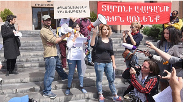 ერევანში აქციის მონაწილეებმა მერის გადადგომის მოთხოვნით ქუჩა გადაკეტეს