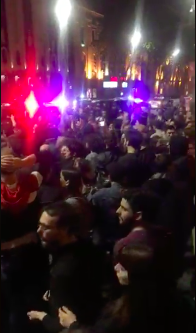 "სირცხვილია!" - პარლამენტის შენობასთან აქცია დაიწყო