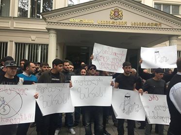 დავით როსტომაშვილზე თავდასხმაში მსჯავრდებულების ოჯახის წევრებმა სააპელაციო სასამართლოსთან აქცია გამართეს