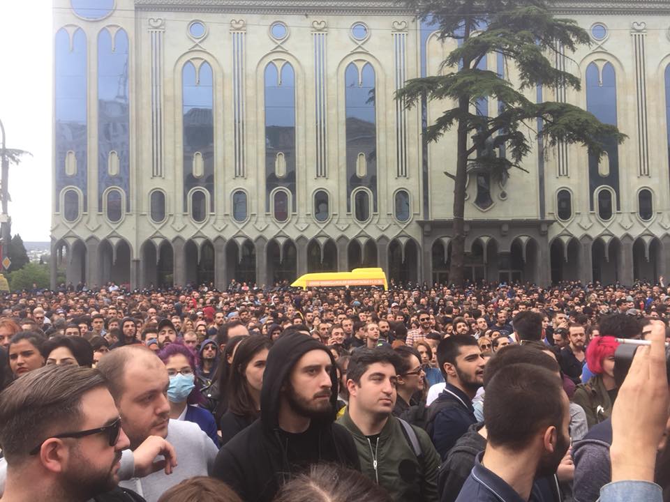 რუსთაველის აქციის მონაწილეებთან მოლაპარაკებებისთვის საპატრულო პოლიციის ხელმძღვანელი მივიდა