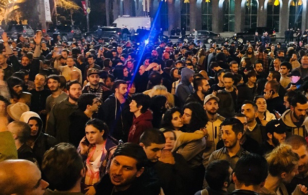 რუსთაველის გამზირზე მიმდინარე აქციის მონაწილე შეუძლოდ გახდა
