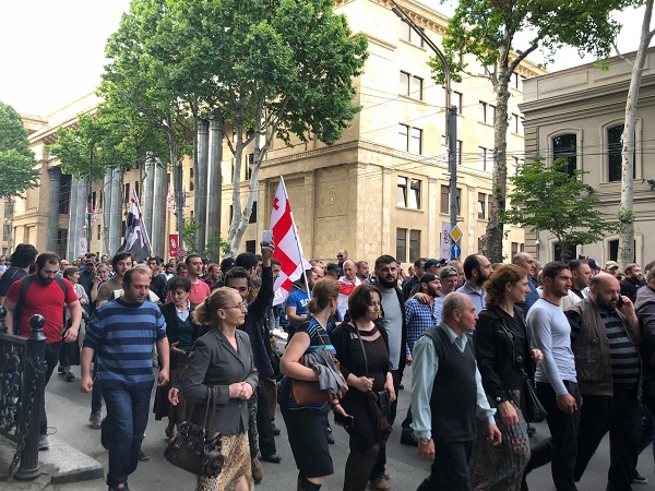 "შეწყდეს გარყვნილების პროპაგანდა" - პარლამენტთან "ქართული მარში" აქციას მართავს