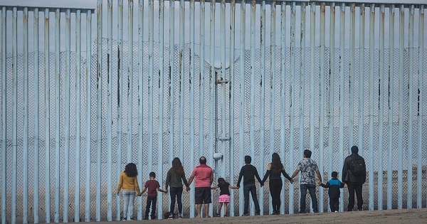 მექსიკა ტრამპის მიერ მიგრანტების შესახებ გაკეთებულ განცხადებებს აპროტესტებს 
