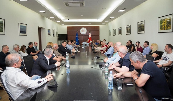  გარემოს დაცვისა და სოფლის მეურნეობის სამინისტროში ქათმის ადგილობრივ მწარმოებლებსა და იმპორტიორებთან შეხვედრა გაიმართა