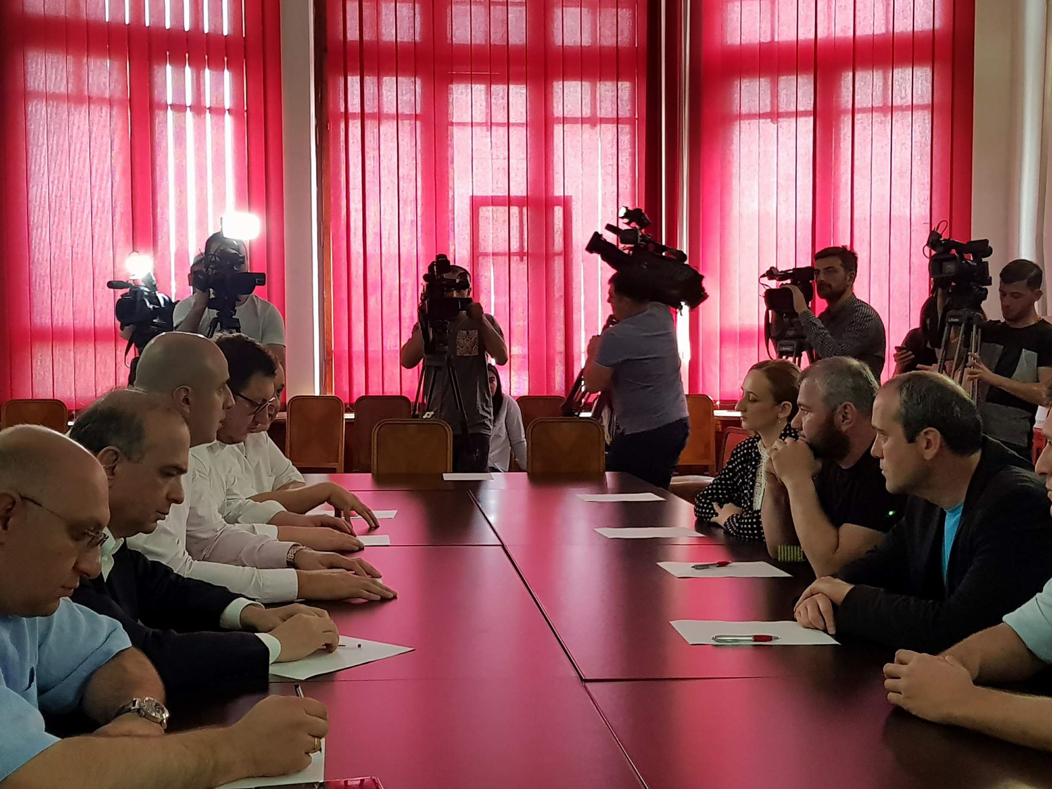 ზაზა სარალიძე პოლიტიკური პარტიების ლიდერებს ხვდება 