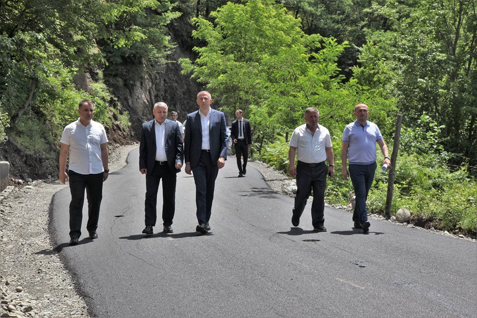 სოფელ ნიგაზეულში გზის მოასფალტების სამუშაოები მიმდინარეობს