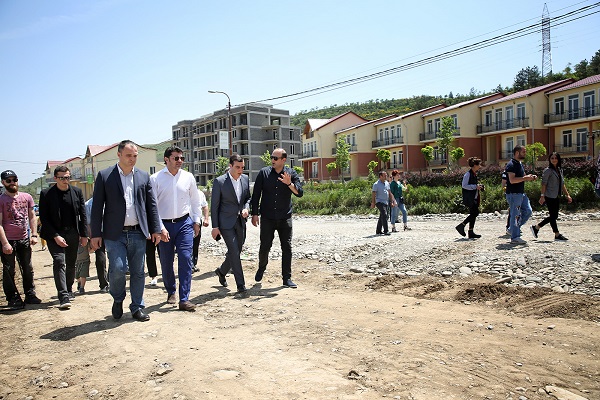 კახა კალაძე თხინვალასა და ვარაზის ქუჩებს შორის მონაკვეთზე მიმდინარე გზის სარეაბილიტაციო სამუშაოებს გაეცნო