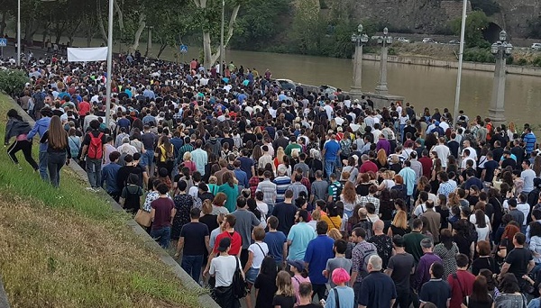 აქციის მონაწილეები პარლამენტის შენობისკენ მიემართებიან