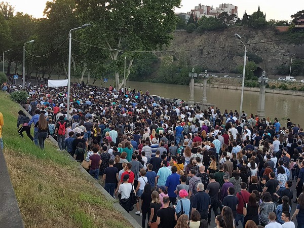 "გამოდით!" - აქციის მონაწილეები მოსახლეობას ქუჩაში გამოსვლისკენ მოუწოდებენ