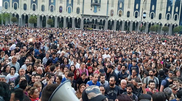 პროკურატურიდან აქციის მონაწილეებმა პარლამენტთან გადაინაცვლეს